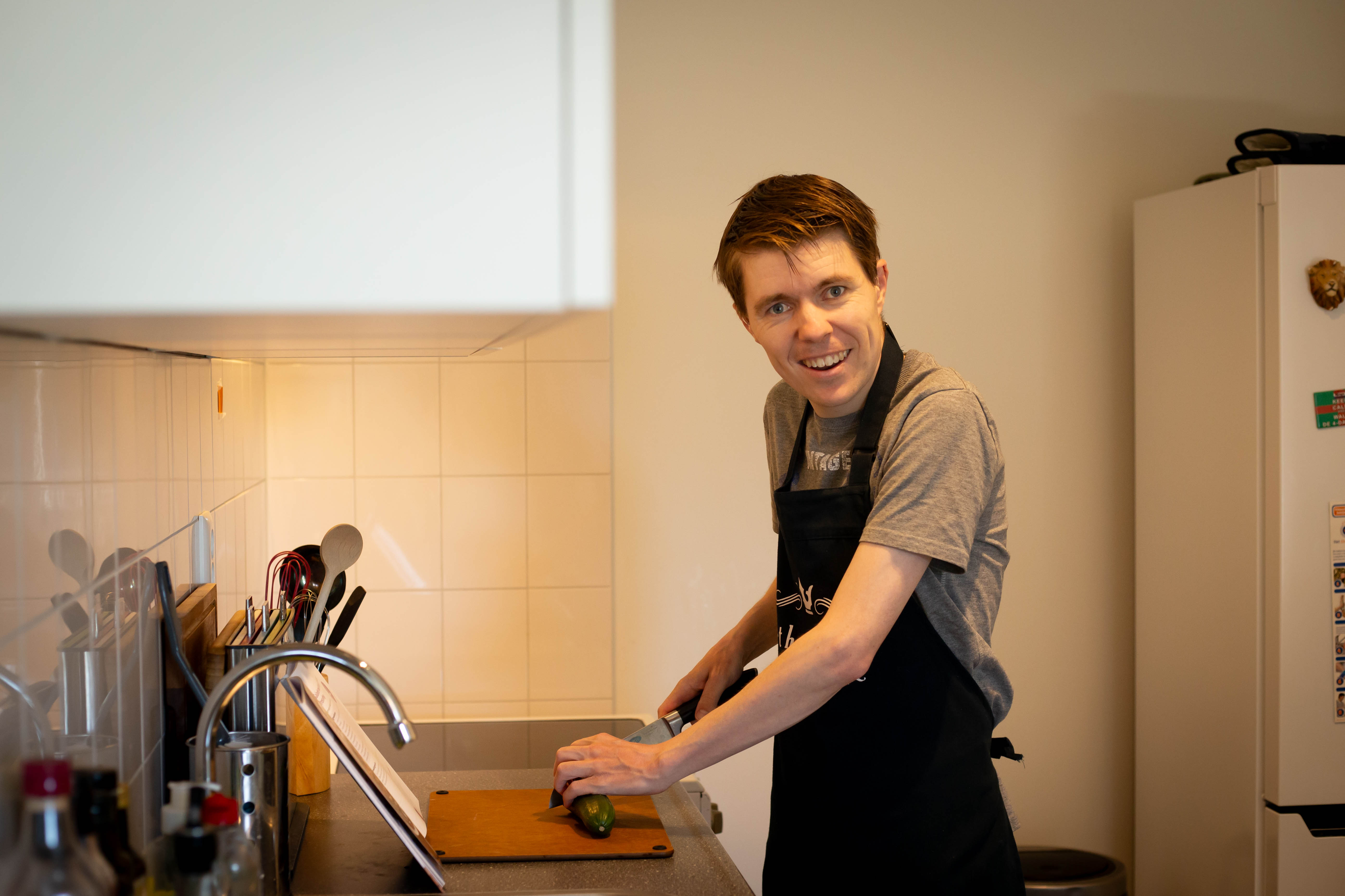 Arthur in de keuken.